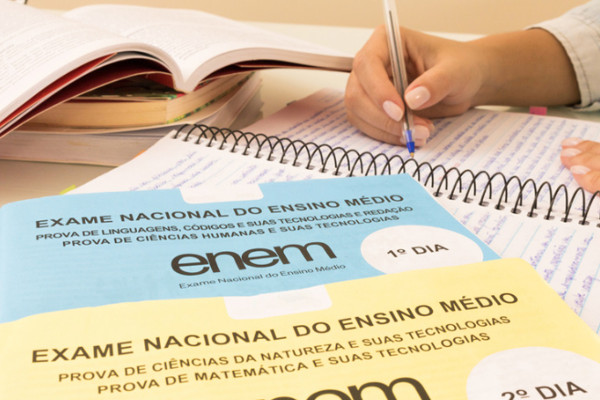 Aluna nota mil na redação do Enem 2021 já passou em medicina e se considera  'perfeccionista