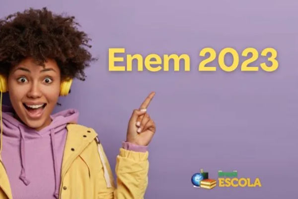 Estudante negra com computador em escada. Texto Inscrições Enem 2023