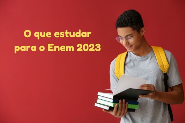 Estudante negra sorrindo com fone no ouvido e texto escrito Enem 2023