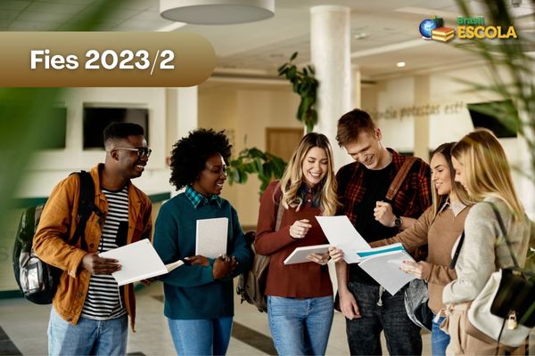 Estudantes universitários de várias raças com materiais escolares Texto Fies 2023/2