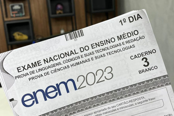 Candidata deixa prova do Enem 2011 em branco e tira nota maior que a mínima  - 17/01/2012 - UOL Educação