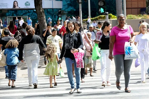 Pessoas na rua andando