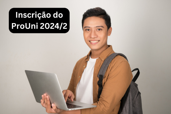 Estudante preto com cabelo crespo sorrindo em frente ao computador, texto Como fazer a inscrição no ProUni 2024/2