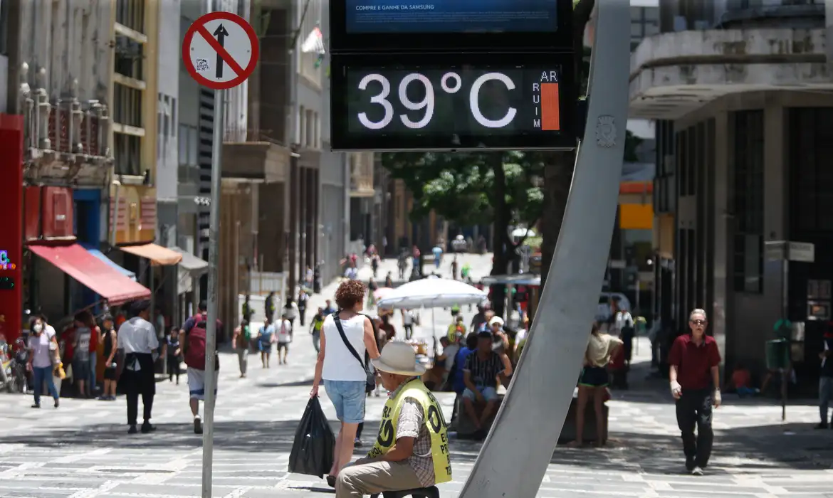 Visor mostra temperatura de 39 graus em cidade, destacando o calor