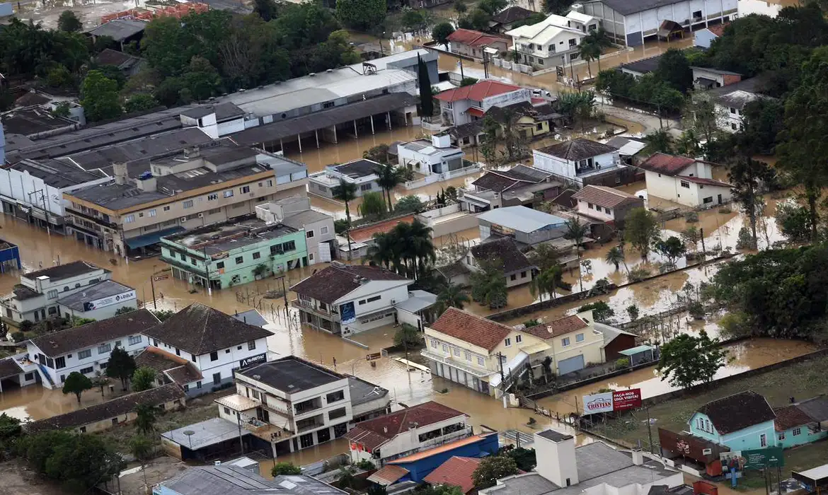 Vista aérea de cidade alagada 