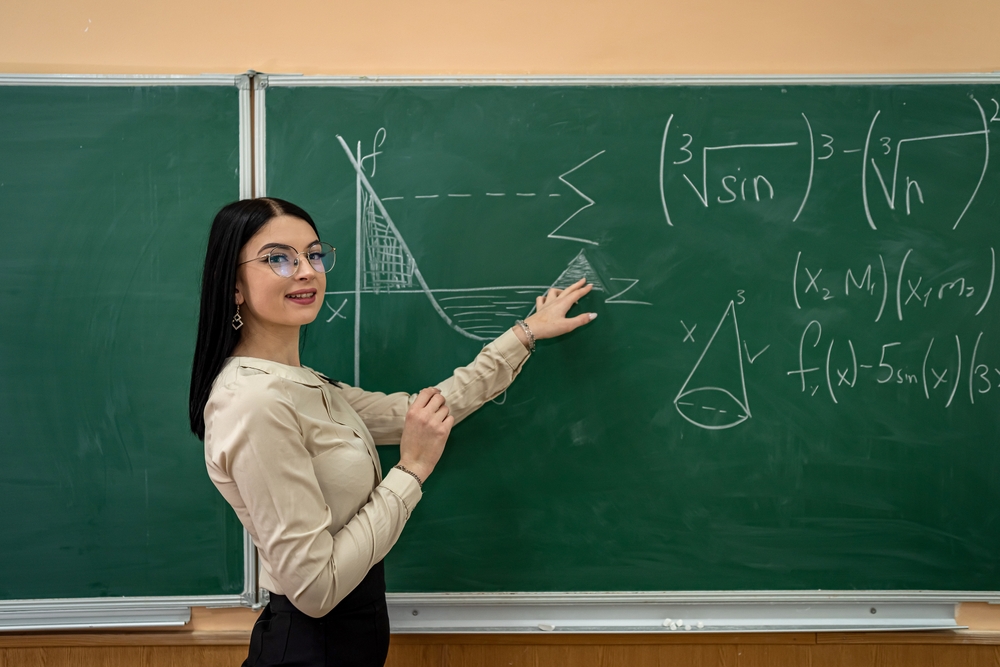 Professora dá aula de Física, uma das matérias que fazem parte da prova de Ciências da Natureza no Enem.