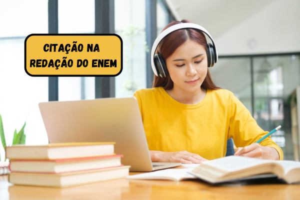 Estudante com fone de ouvido e escrevendo em livro. Na imagem, está escrito: Citação na redação do Enem