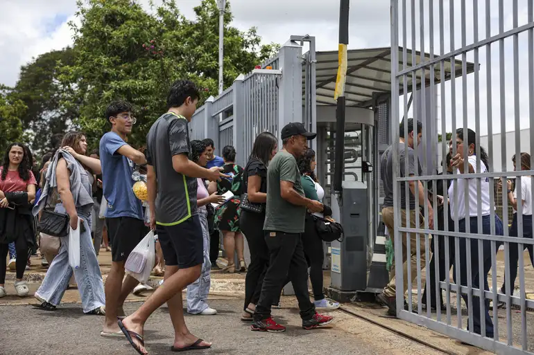 Candidatos em local de prova do Enem 2024