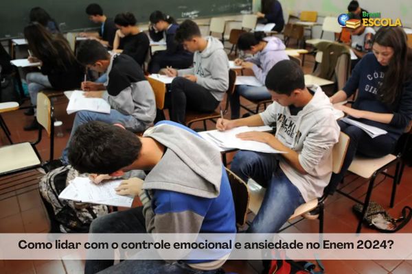 Estudante negra sorrindo com óculos apontado para cima. Na imagem, está escrito: Enem 2024