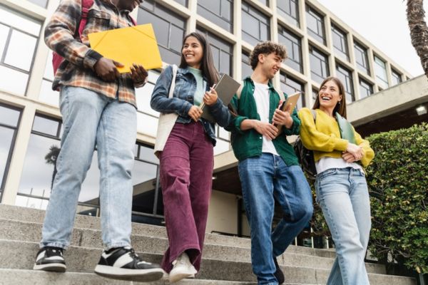 Jovens estudantes sorrindo em referências às dicas para o que fazer Enem 2024.