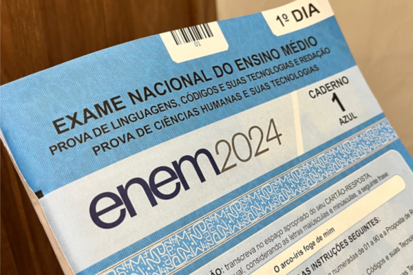 Estudante fazendo várias contas matemáticas. Texto na imagem: Já é possível calcular a nota do Enem 2024?