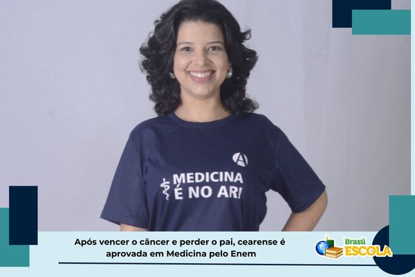 Mariana Costa sorrindo. Ela é uma mulher branca que veste uma camiseta azul escura
