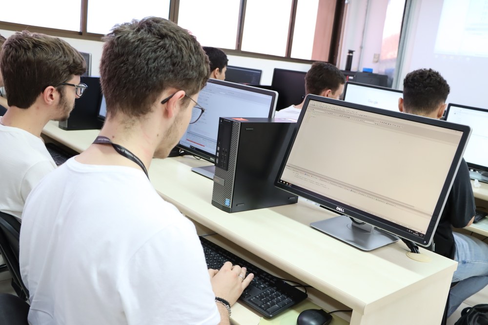 Estudantes em laboratório de computadores da UTFPR
