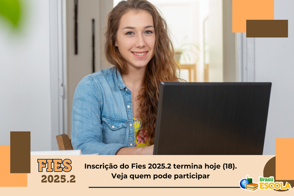 Estudante loira olhando notebook