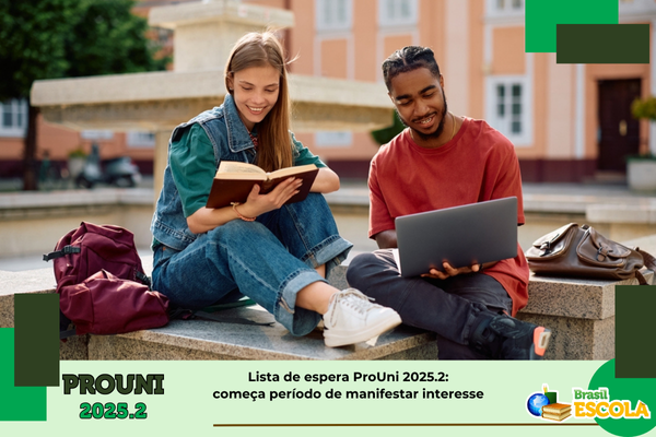 Lista de espera ProUni 2025.2 foto com dois estudantes sentados na frente de uma universidade. Texto: título da notícia