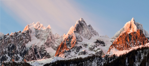 Vista panorâmica de três montanhas nos Alpes.