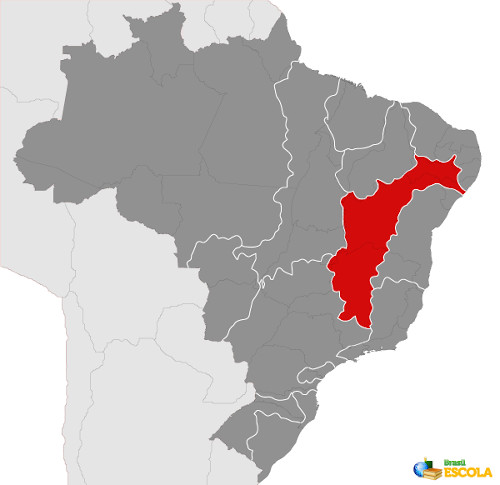 Mapa do Brasil com bacia hidrográfica destacada em vermelho.