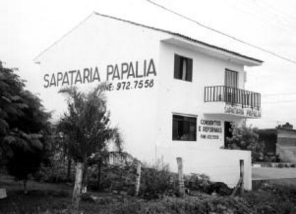 Fotografia da Sapataria Papalia em uma questão do Enem sobre acentuação gráfica.