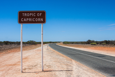 Placa indicando que ali passa o Trópico de Capricórnio, na Austrália