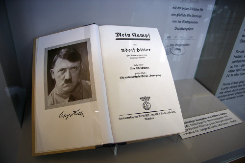 O livro "Mein Kampf" (Minha luta), do ditador nazista alemão Adolf Hitler. (Crédito: 360b / Shutterstock.com)