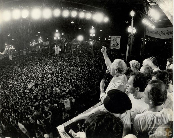 Comício das “Diretas Já” organizado em São Paulo em 1984. Essa campanha foi o símbolo brasileiro pelo direito ao voto. (Créditos: FGV/CPDOC)