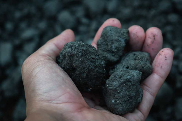 O carvão mineral é um tipo de combustível fóssil utilizado para geração de energia.
