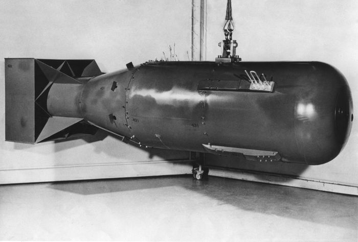 A bomba atômica Little boy, detonada a 600 m acima de Hiroshima, tinha o poder destrutivo de 15 mil toneladas de TNT.