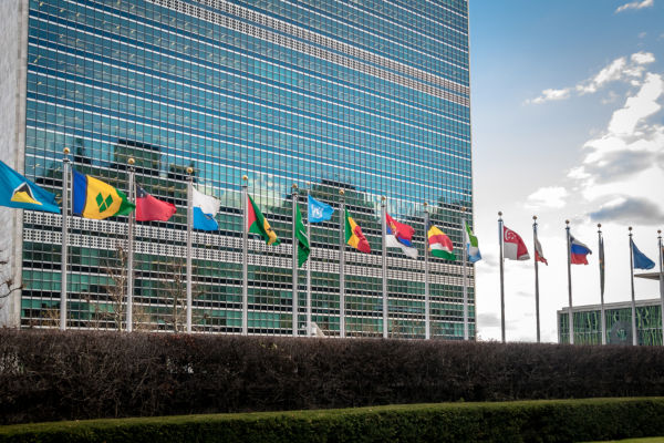 Bandeiras de diversos países alinhadas em frente ao prédio da ONU