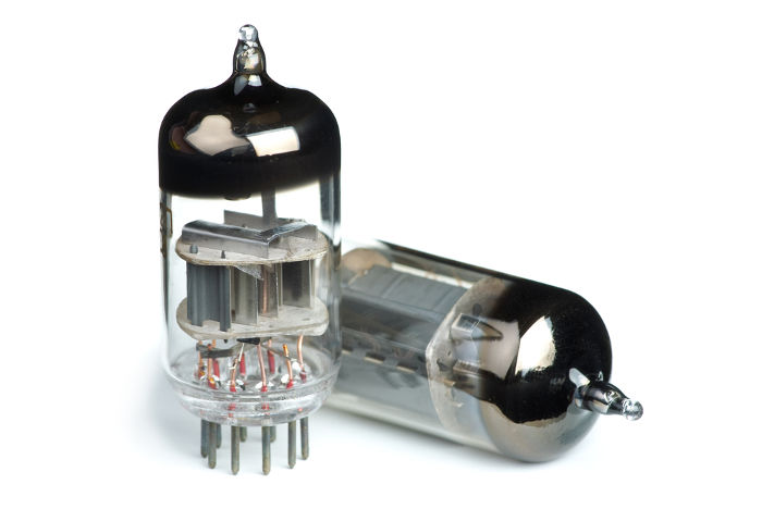 Antes dos transistores, as válvulas eram usadas em computadores.