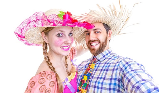 Chapéu de palha, trança no cabelo e camisa xadrez fazem parte da caracterização da Festa Junina