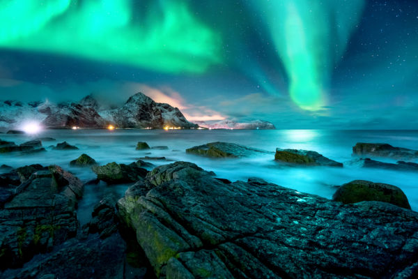 Muitos turistas vão até às Ilhas Lofoten para observarem a aurora boreal.