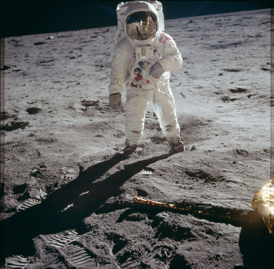 Buzz Aldrin caminhando sobre a superfície da Lua.