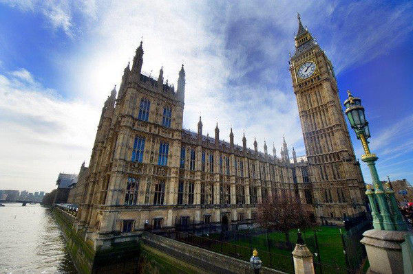 A torre do Big Ben (Elizabeth Tower) fica no Palácio de Westminster, em Londres.***