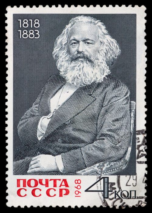 Selo com a imagem de Karl Marx, defensor do fim da desigualdade social.