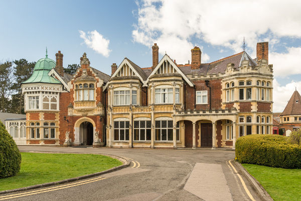 Durante a Segunda Guerra, Alan Turing trabalhou na sede da inteligência britânica, conhecida como Bletchley Park.