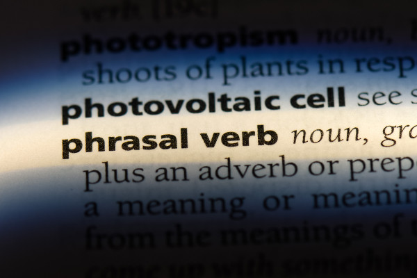 Os “phrasal verbs” são muitos comuns na língua inglesa.