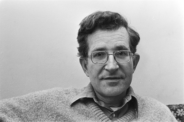 O professor Noam Chomsky em 1977.