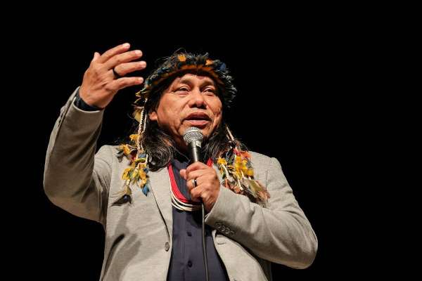 Fotografia de Daniel Munduruku, um importante autor da literatura indígena contemporânea brasileira. [imagem_principal]