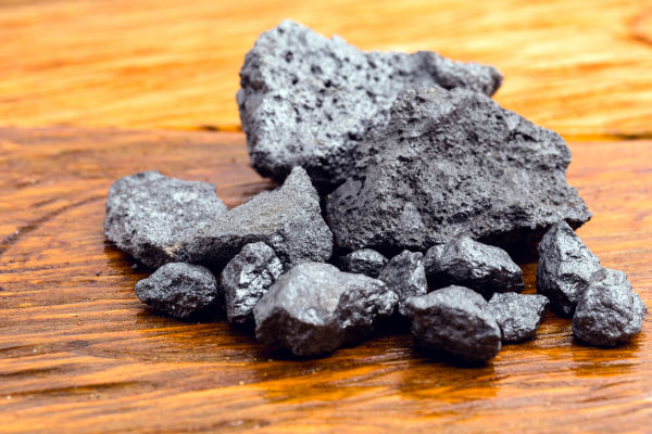 Fragmentos de nióbio, mineral crítico do Brasil.[imagem_principal]