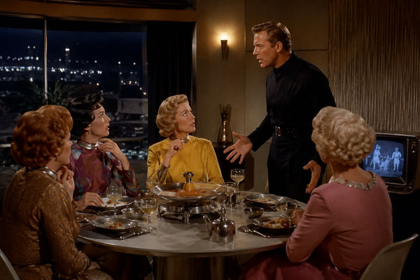 Representa&ccedil;&atilde;o feita por IA em Montag confronta Mildred e suas amigas durante um jantar.