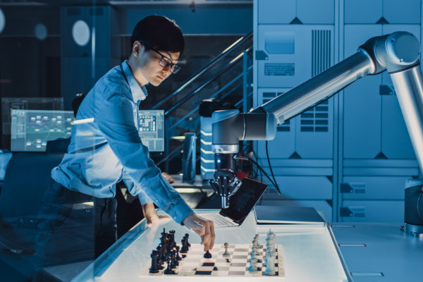 homem jogando xadrez com um robô