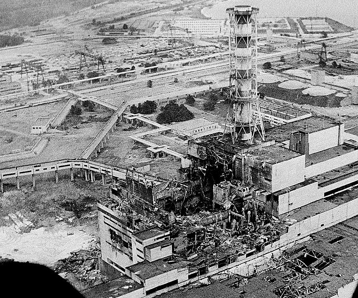 Foto em preto e branco do acidente nuclear de Chernobyl