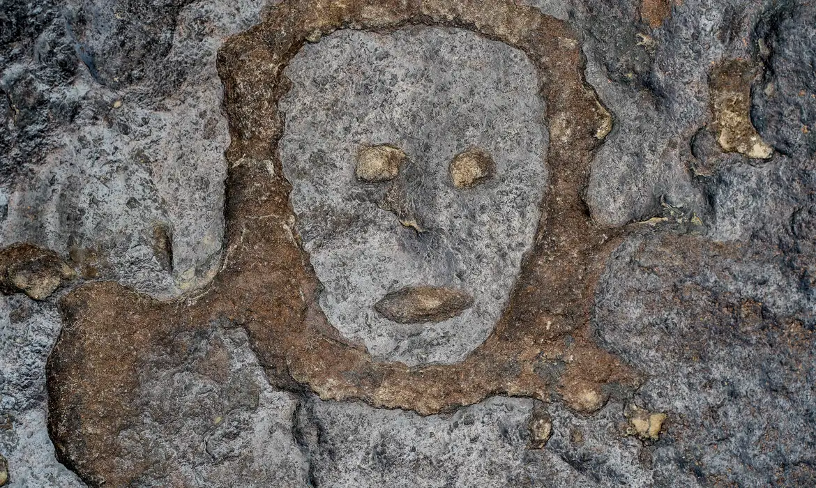 Forma de rosto em gravura rupestre