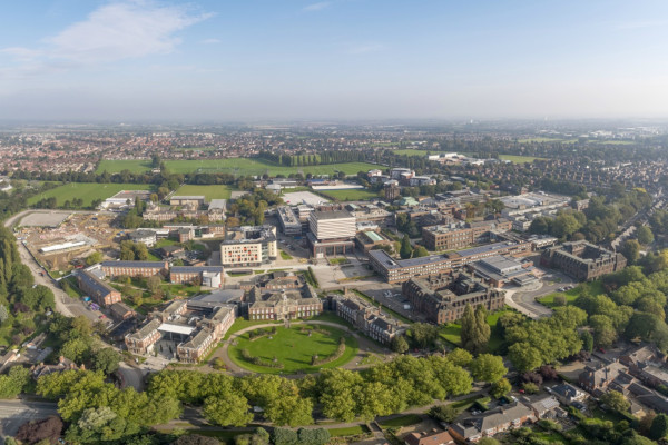 Campus da Nottingham Trent Univerity com gramado e lago