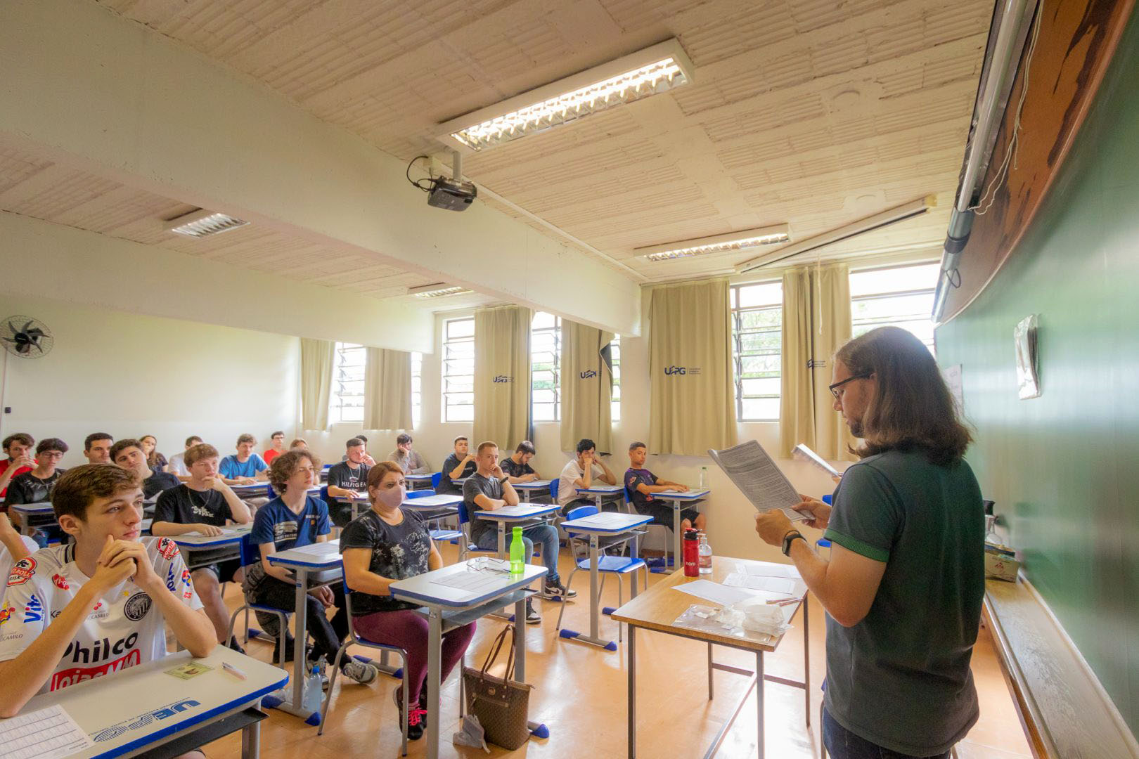 Estudantes em dia de aplicação do vestibular da UEPG.