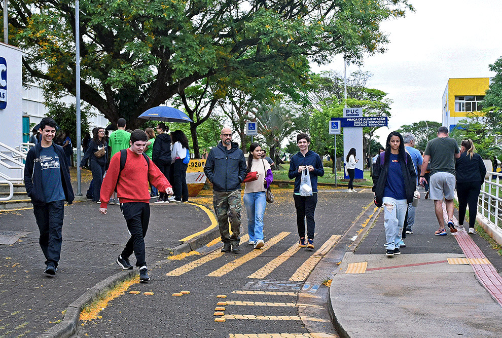 Candidatos caminhando em local de prova do Vestibular 2025 da Unicamp.