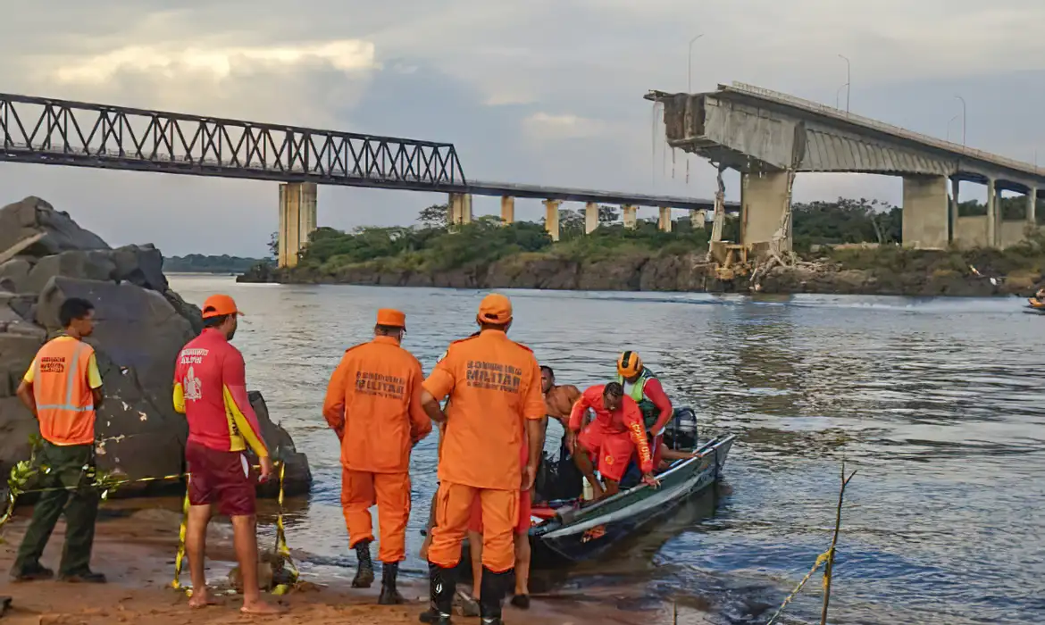 Bombeiros próximos do Rio Tocantins em resgate de vítimas da queda da ponte