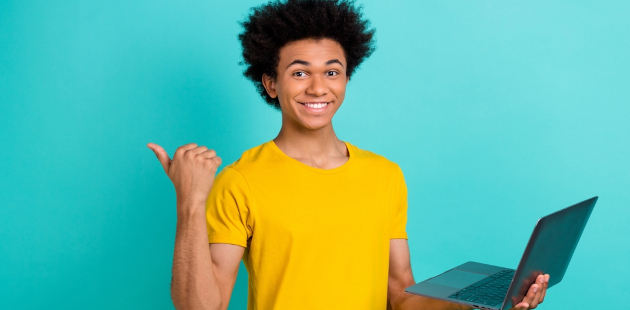estudante negro em fundo azul