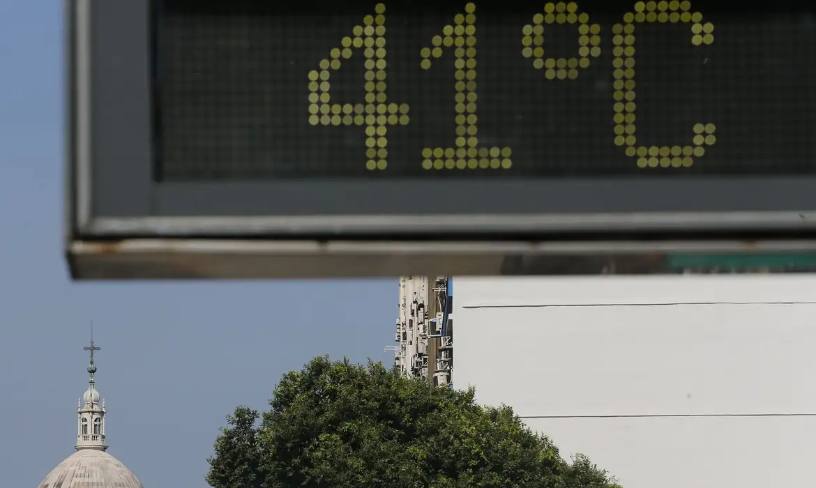 Termômetro urbano indica 41 graus
