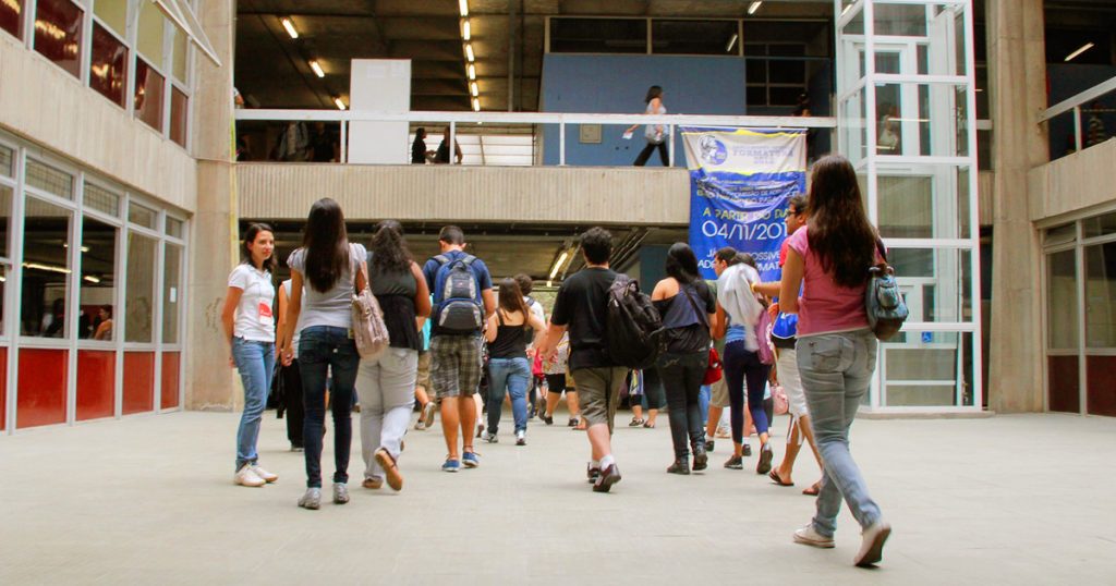 Candidatos em local de prova da Fuvest